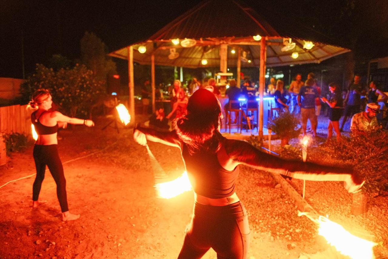 Escape Divers - Jungle Hostel And Dive Centre Koh Tao Exterior photo